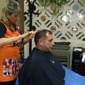 Perruqueria Beffi peluquera cortando cabello